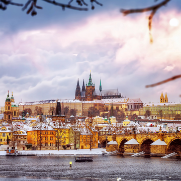 Обзорная пешеходная экскурсия по Праге со скидкой 28%