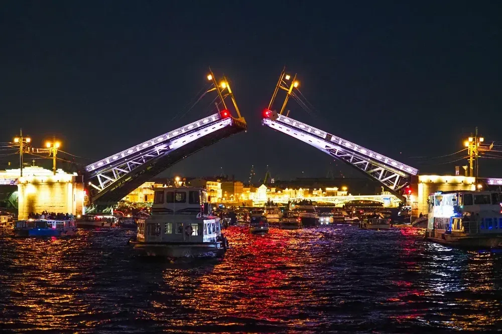 «Большой музыкальный круиз в ночь разводных мостов на двухпалубном теплоходе: саксофон, электроскрипка» со скидкой 66%
