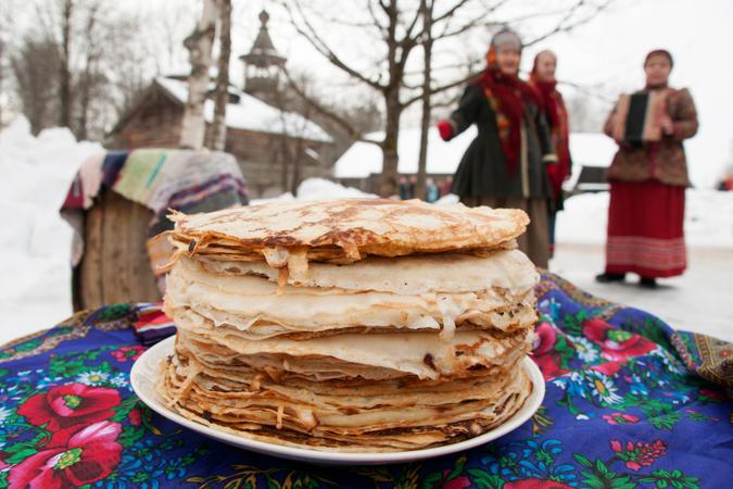 Сжечь чучело, испечь блины и захватить снежный городок: как и где отметить Масленицу