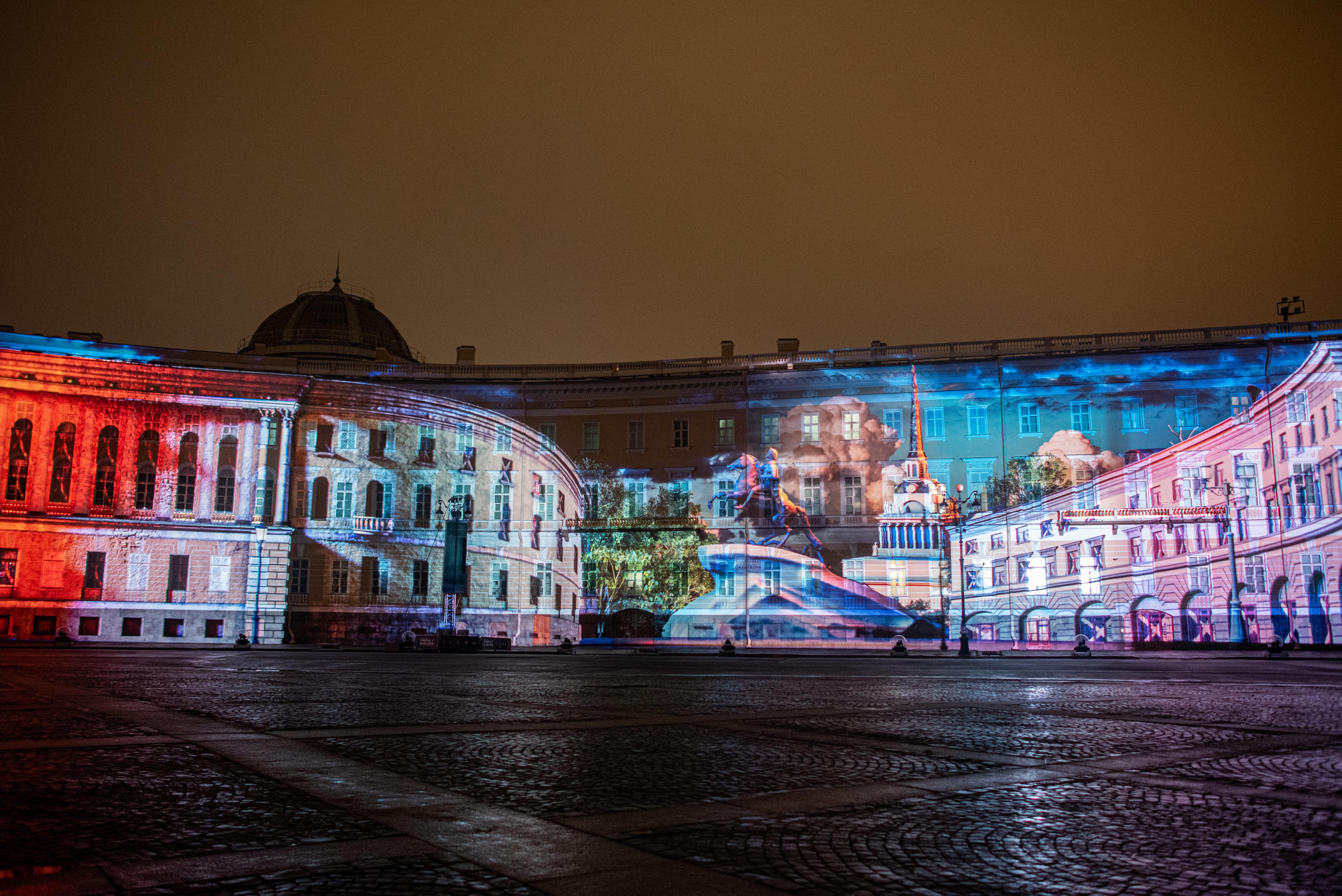 На Дворцовой площади показали мультимедийный спектакль «Ленинград. Во имя жизни»