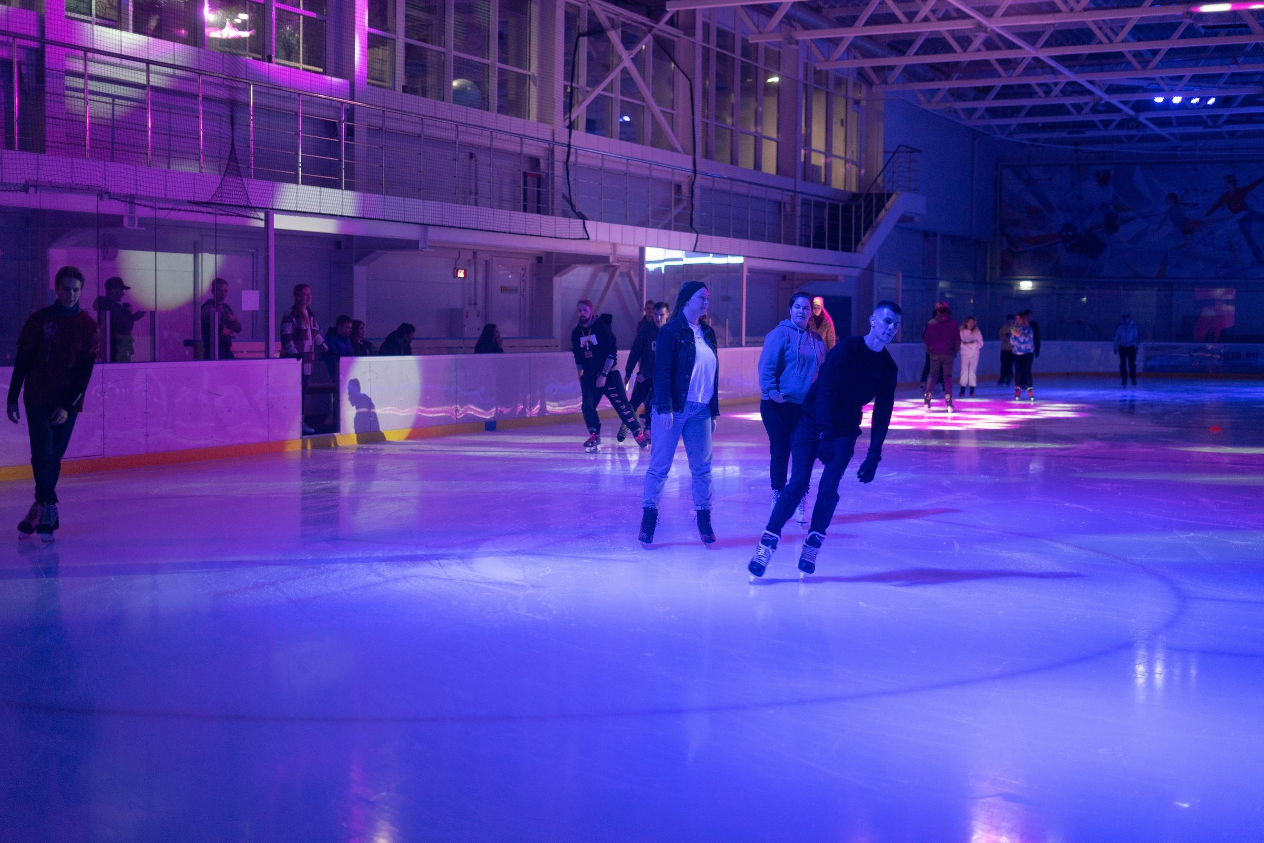 Ночное катание на коньках с прокатом в спортивном комплексе Arena Play со скидкой 50%