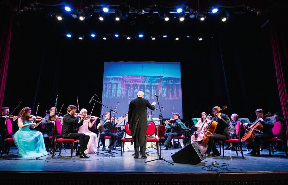 Концерт «Хиты оркестра Поля Мориа» с экскурсией по Николаевскому дворцу со скидкой 35%