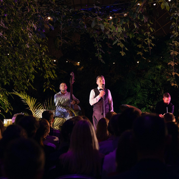 Концерт при свечах «Джаз на луне» в Оранжерее Таврического сада Концерт при свечах «Джаз на луне» в Оранжерее Таврического сада со скидкой 30%