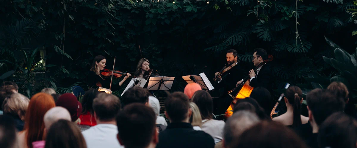 Концерт при свечах «Итальянские саундтреки: Эйнауди, Морриконе, Рота» в оранжерее Таврического сада со скидкой 30%