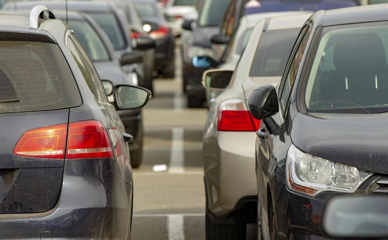 Парковки Петербурга: где дешевле припарковать машину