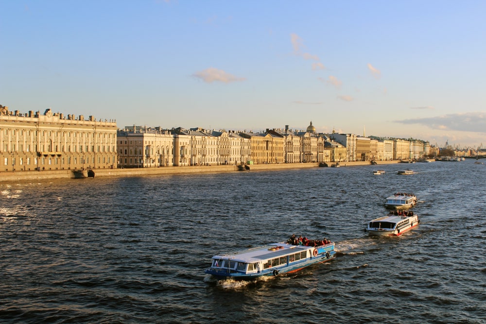 Большая дневная экскурсия по Санкт-Петербургу и речная прогулка со скидкой 50%