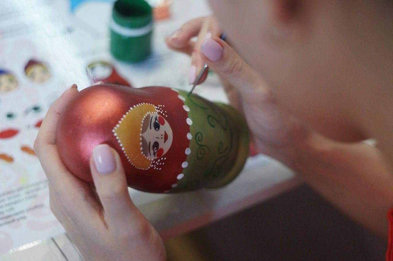 Музей русского быта «Изба-Забава» с мастер-классом по росписи матрёшки Музей русского быта «Изба-Забава» с мастер-классом по росписи матрёшки со скидкой до 32%