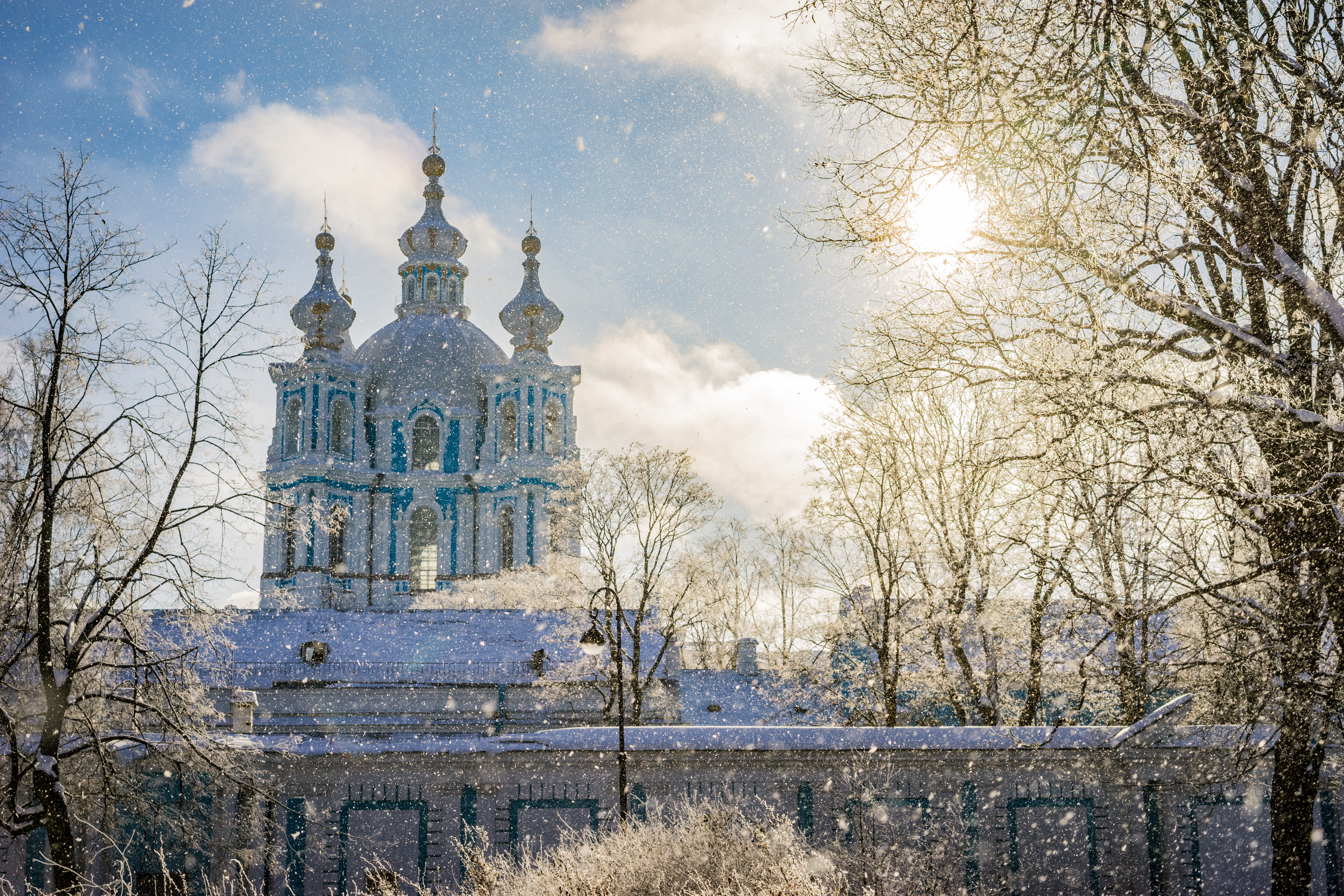 Подъём на смотровую площадку Смольного собора со скидкой 35%