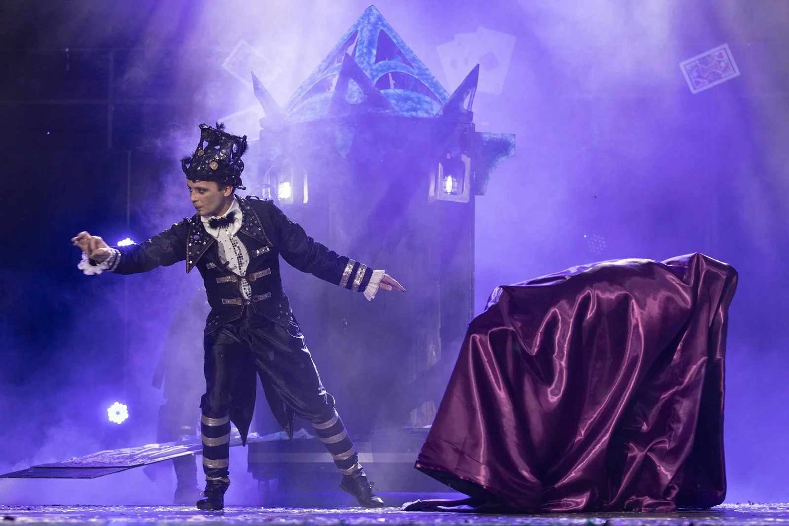 Магическое шоу «Иллюзия обмана» в «Цирке Чудес» в Калининском Магическое шоу «Иллюзия обмана» в «Цирке Чудес» в Калининском со скидкой до 30%