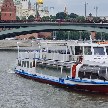 Речная прогулка на панорамном теплоходе Император с аудиогидом по всему центру Москвы от Парка «Зарядье» до Киевского вокзала