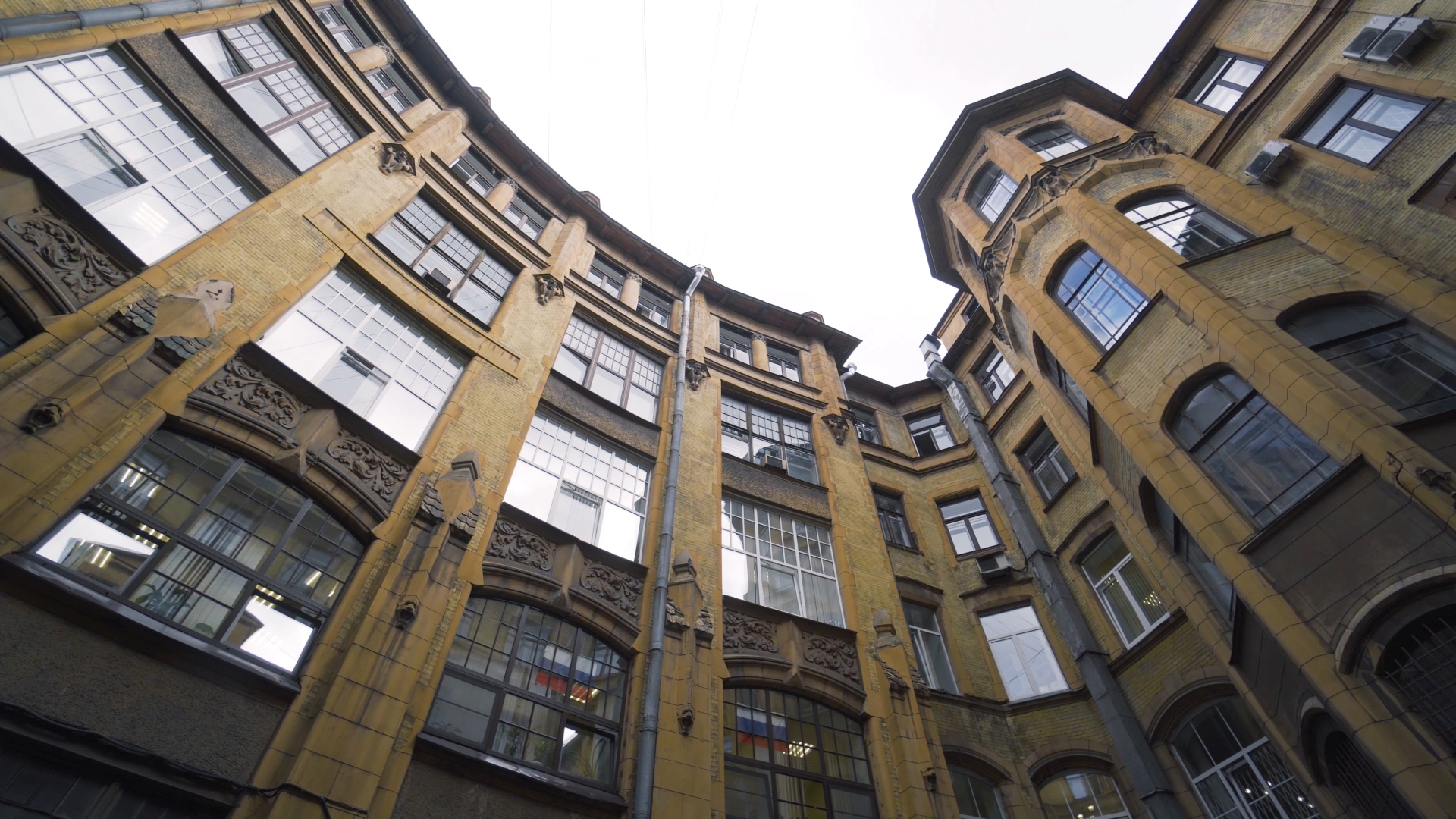 Индивидуальная экскурсия «Открывая Петербург: витражи парадных, лабиринты дворов и романтика крыш» со скидкой 30%