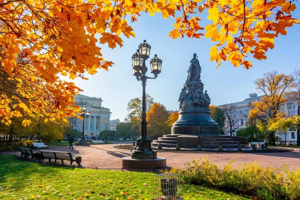 Планы на выходные: премьера в Мариинском театре, выставка Бориса Григорьева, тур в Петергоф и экскурсия по эстетичным коммуналкам