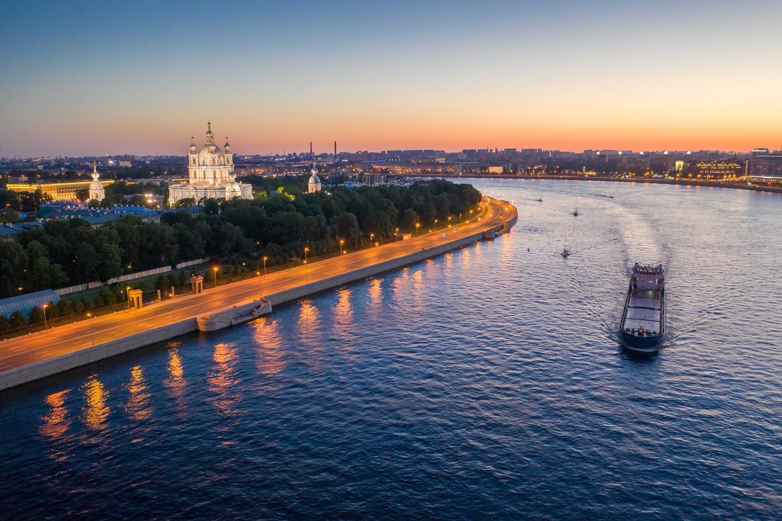 Ночная экскурсия по Петербургу с прогулкой на теплоходе со скидкой до 40%