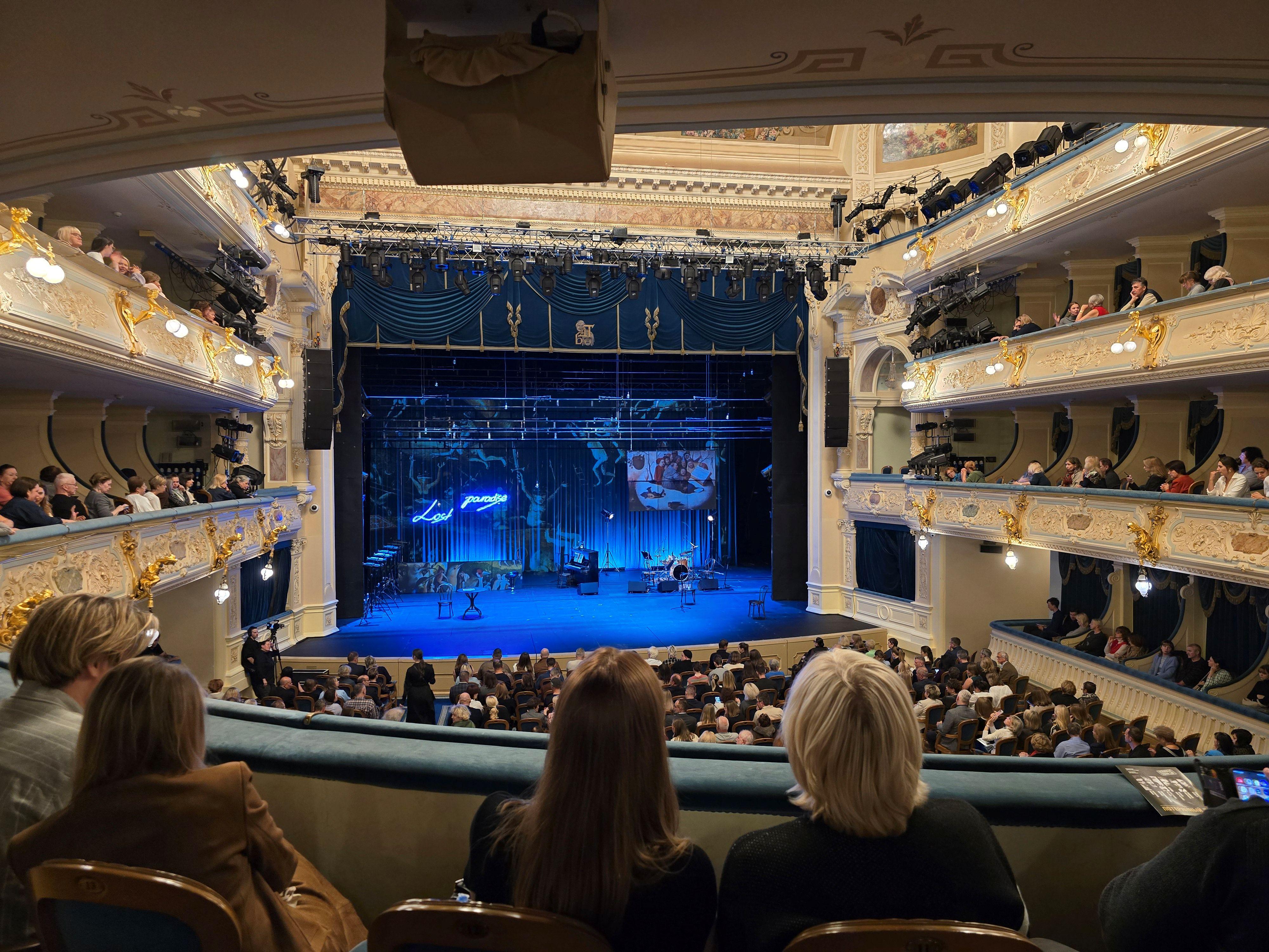 В чём пойти в театр и есть ли там дресс-код: отвечают эксперты