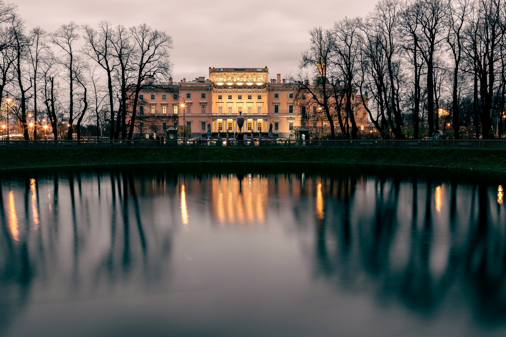 Автобусная экскурсия «Мифы и легенды Санкт-Петербурга» со скидкой 50%