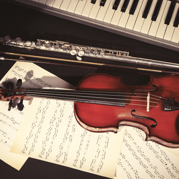 Концерт «Саундтреки из кино при свечах» с экскурсией по Владимирскому дворцу со скидкой 40%