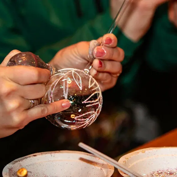 Мастер-класс по росписи новогодней игрушки со скидкой 25%