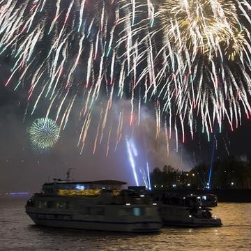 Прогулочный рейс «Песни победы» с просмотром салюта