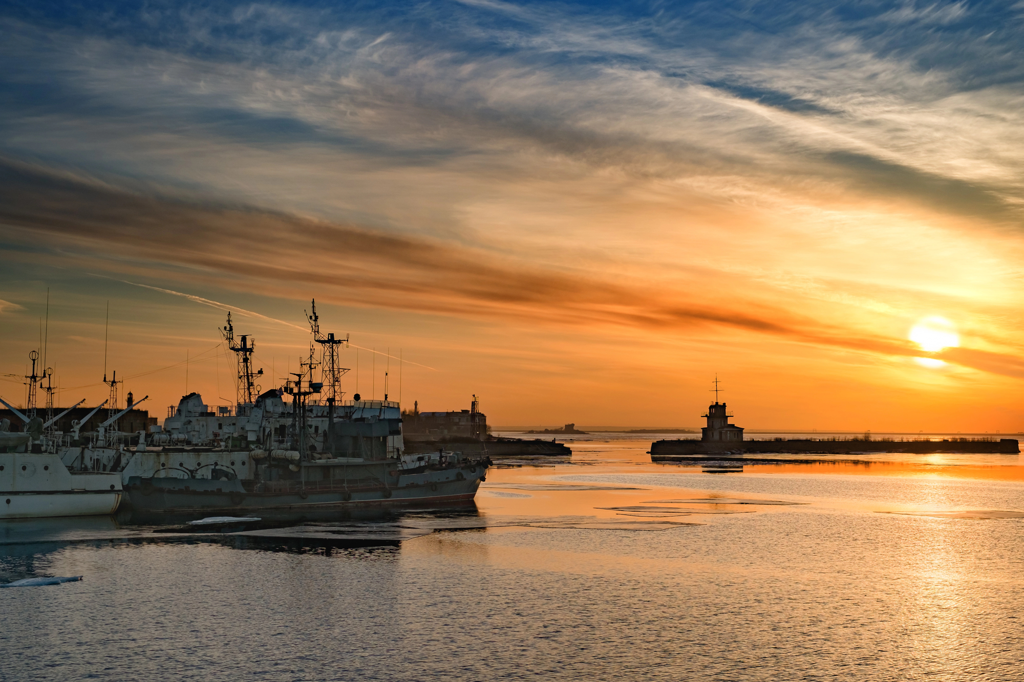 Эксклюзивный тур «Петергоф — Кронштадт» со скидкой 44%