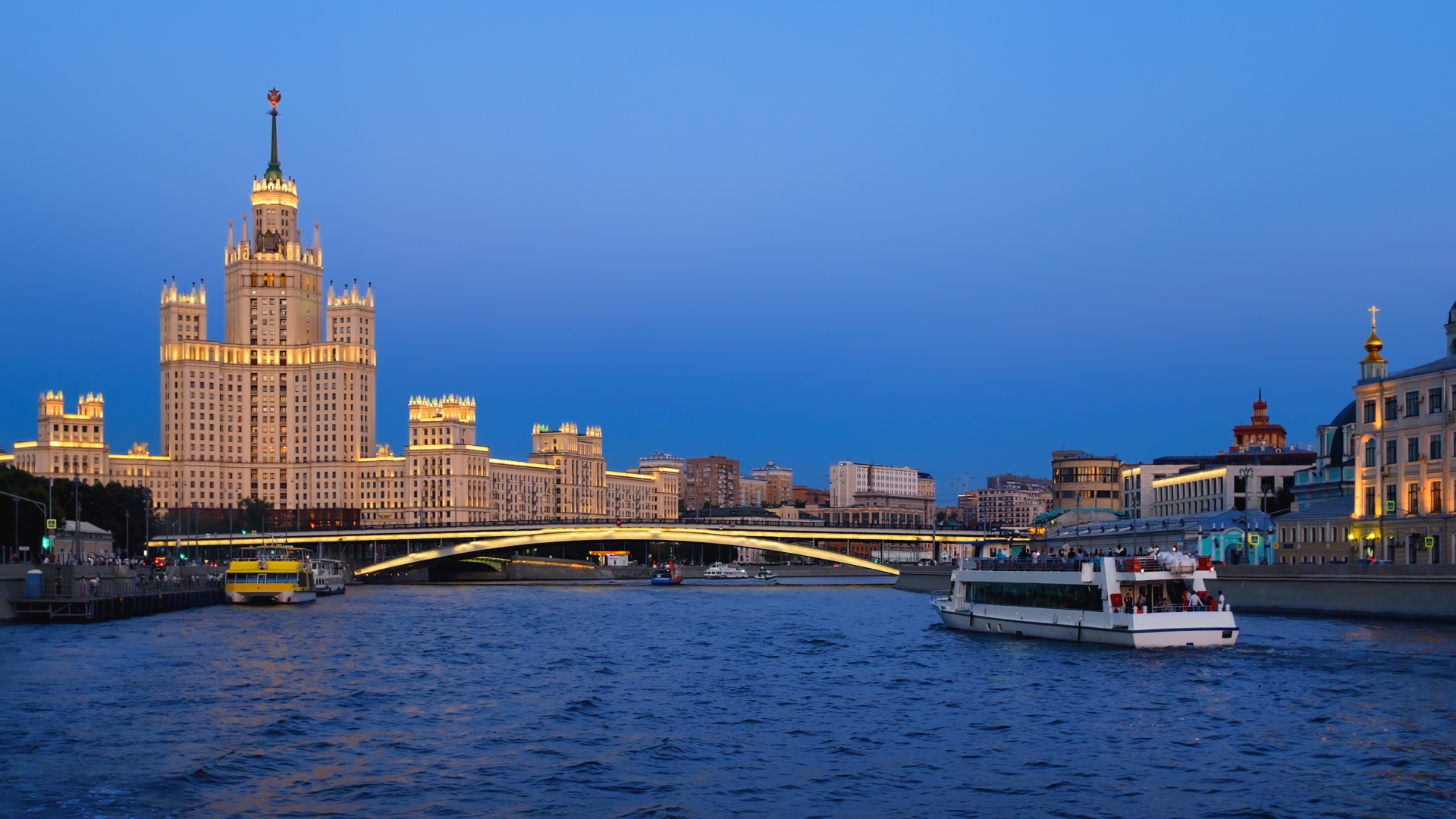 Ночная часовая прогулка по Москве-реке от Парка «Зарядье» со скидкой 50%