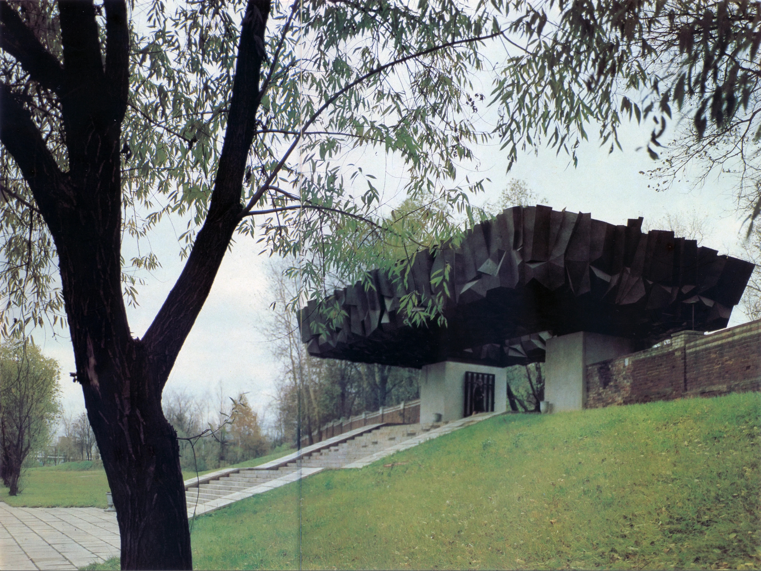 Индивидуальная пешеходная экскурсия по Князь-Владимирскому кладбищу Индивидуальная пешеходная экскурсия по Князь-Владимирскому кладбищу