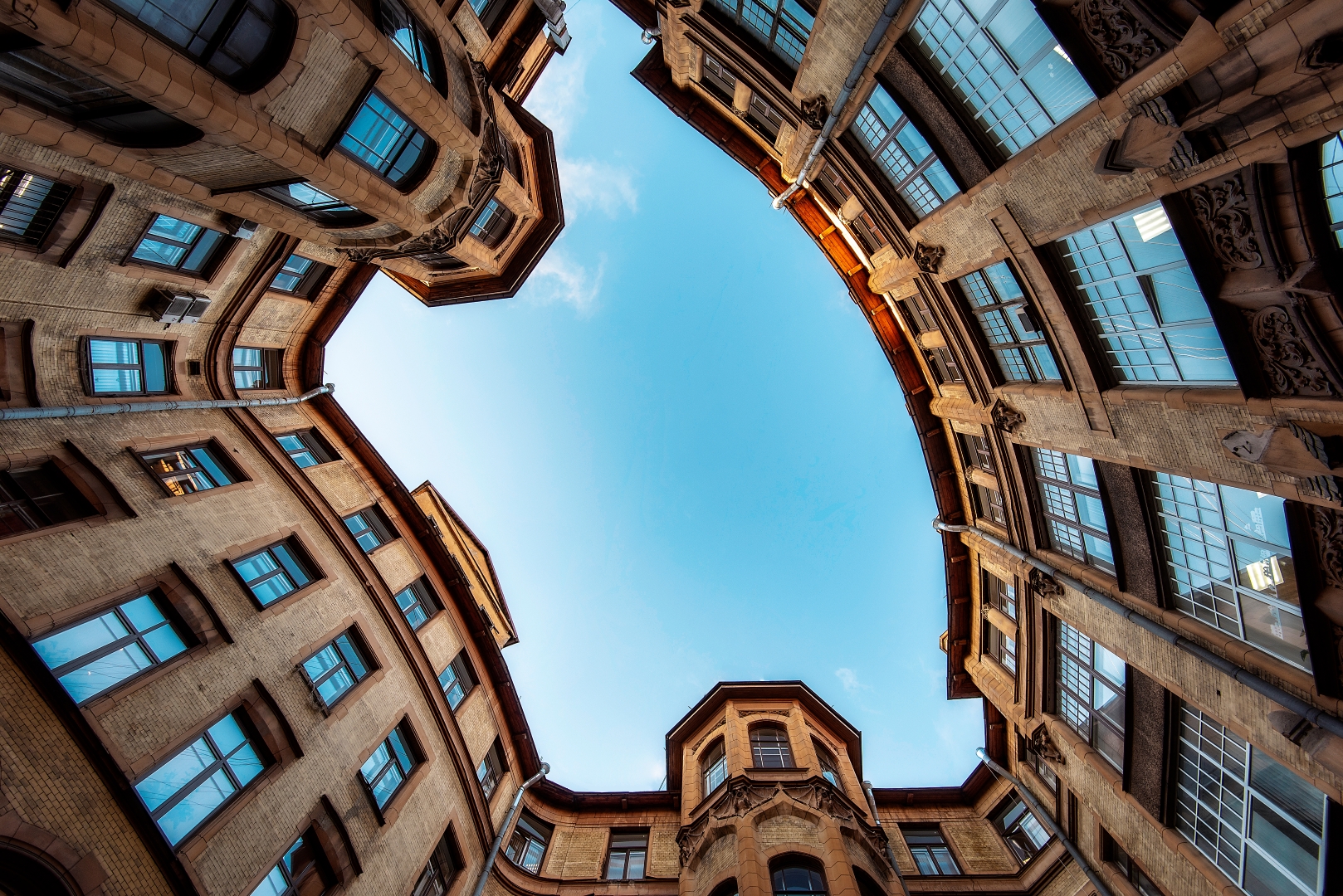 Аудиоэкскурсия «Потайной Петербург: прогулка за парадными фасадами»