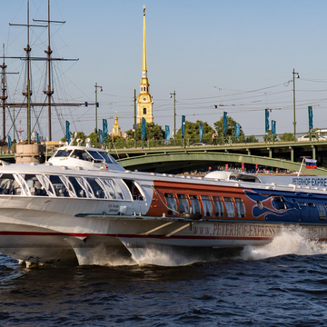 Поездка из Петергофа в Санкт-Петербург на быстроходном теплоходе «Метеор»