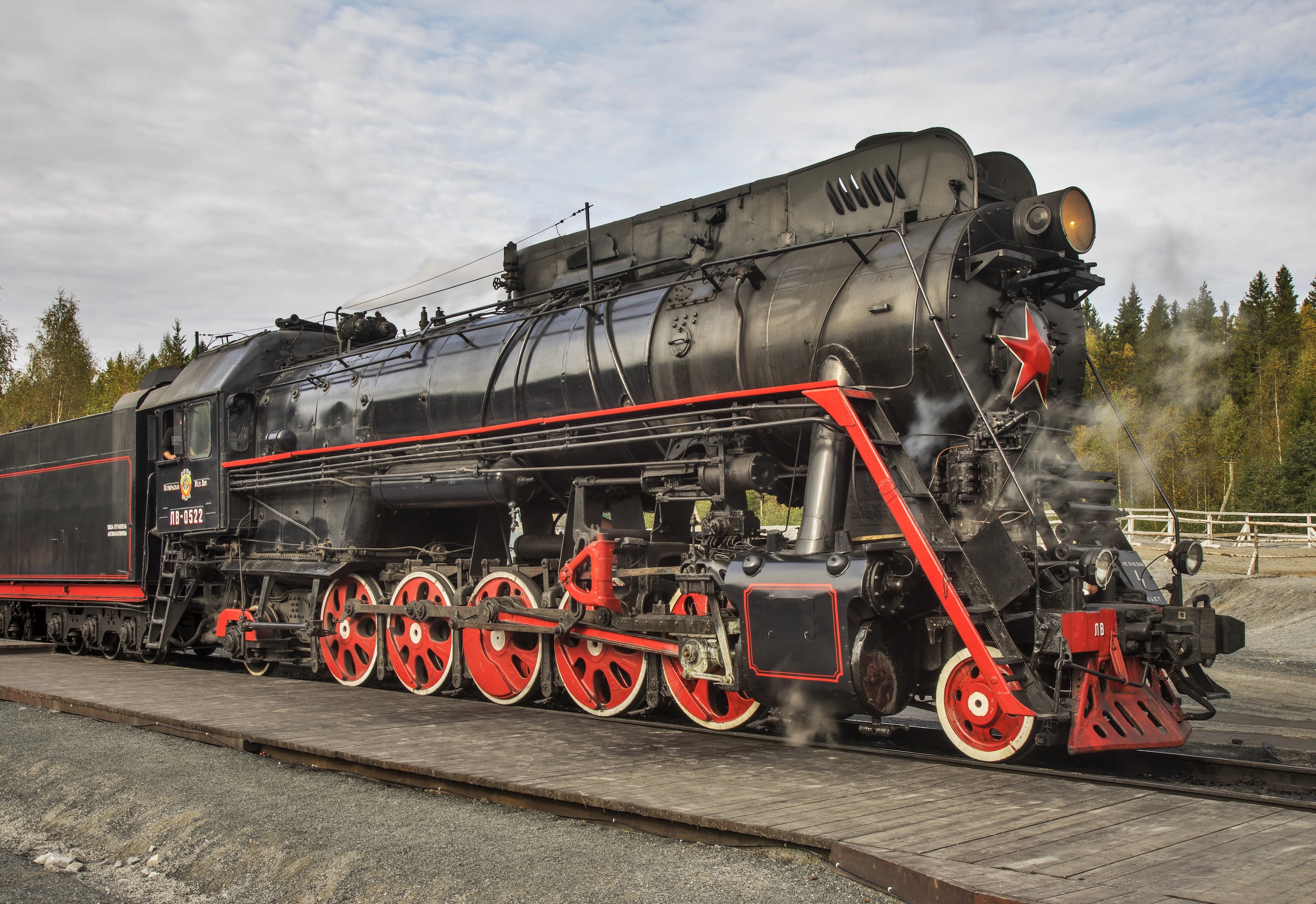 Однодневный тур «По Карелии на ретропоезде: водопады и Рускеала» со скидкой 70%