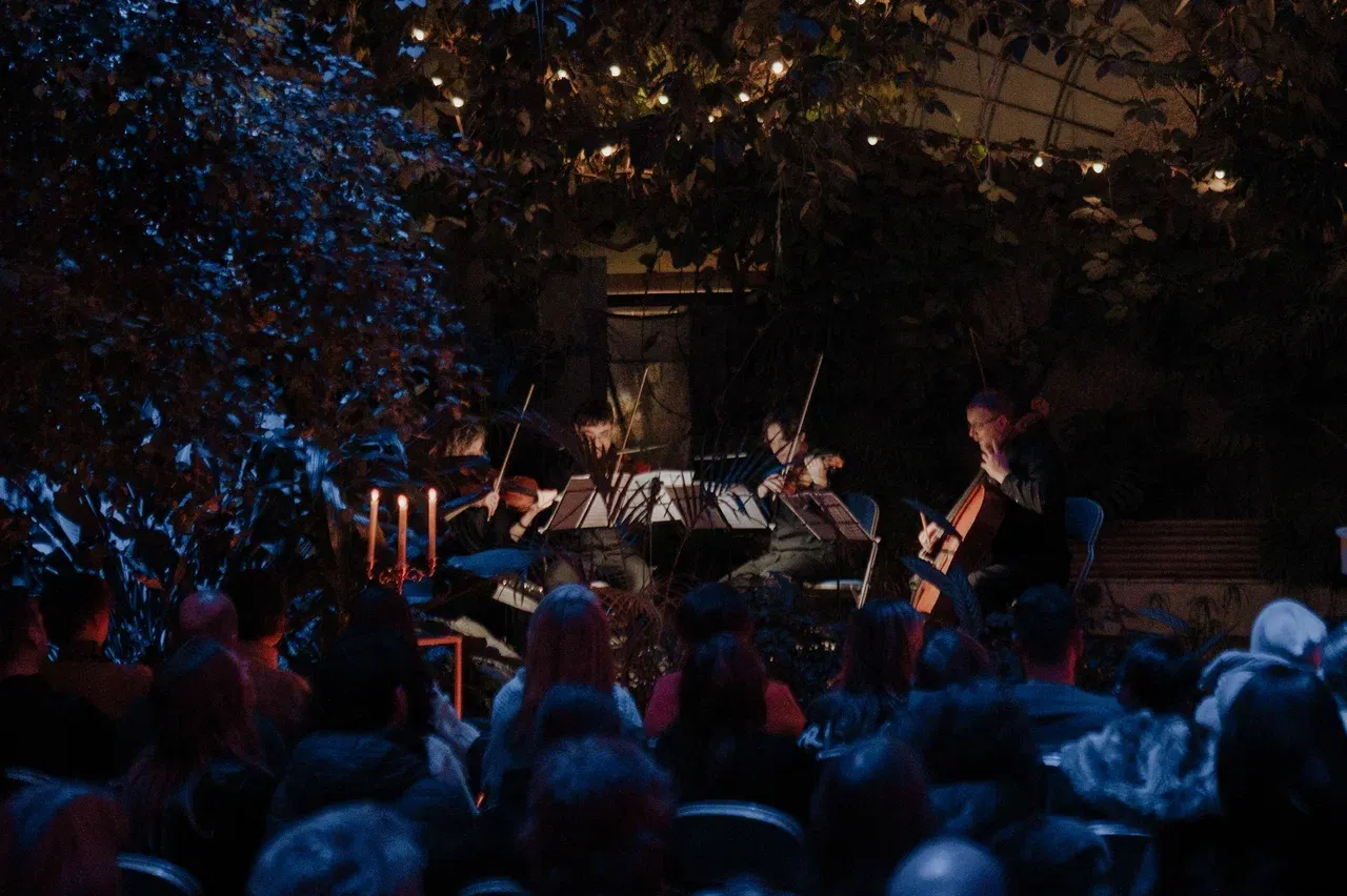 Концерт при свечах «Cимфония Queen» (Queen Symphony) в Оранжерее Таврического сада со скидкой 30%