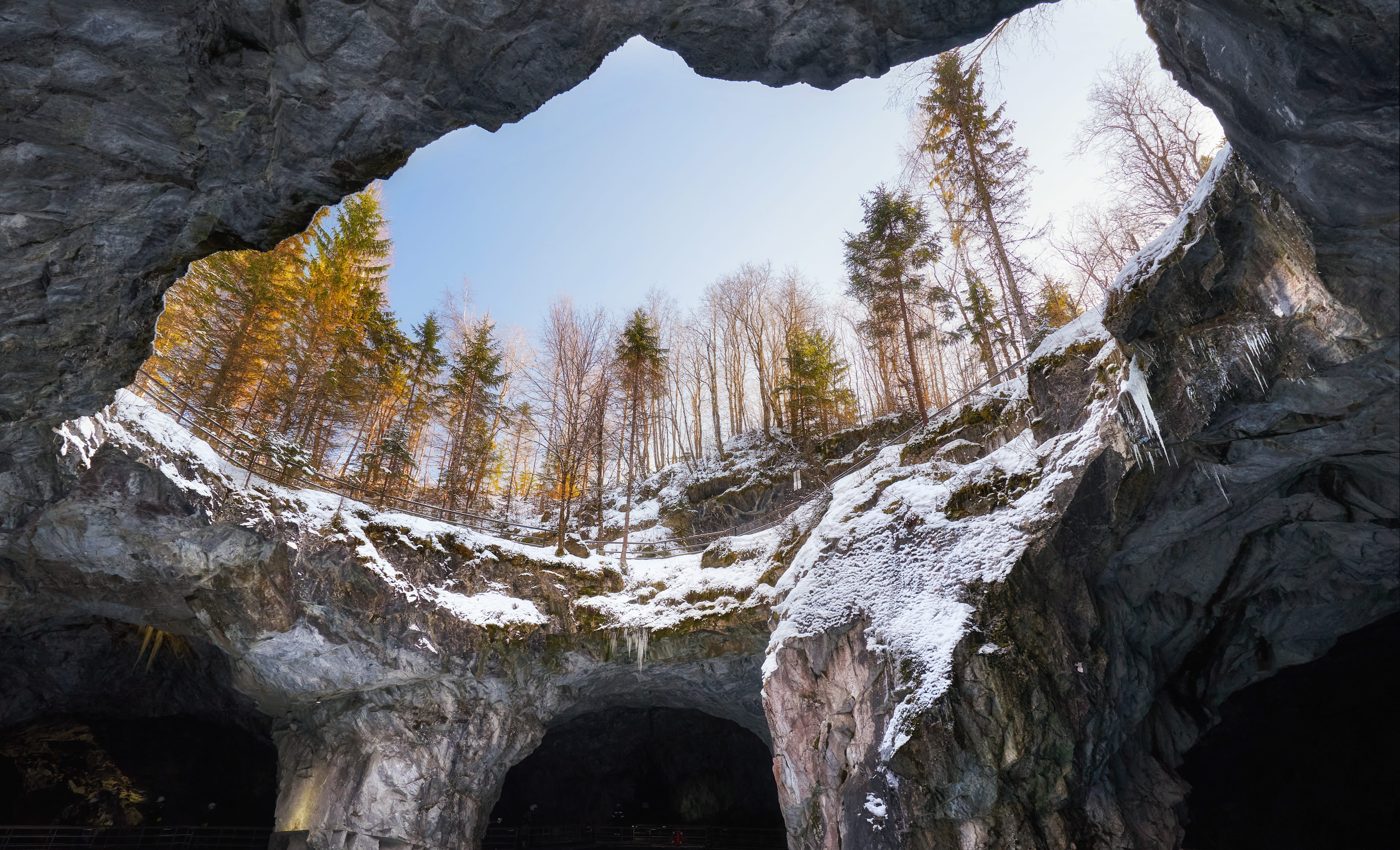 Однодневный тур «День в сердце Карелии: Рускеала, хаски, северные олени и царство водопадов» Однодневный тур «День в сердце Карелии: Рускеала, хаски, северные олени и царство водопадов» со скидкой 54%