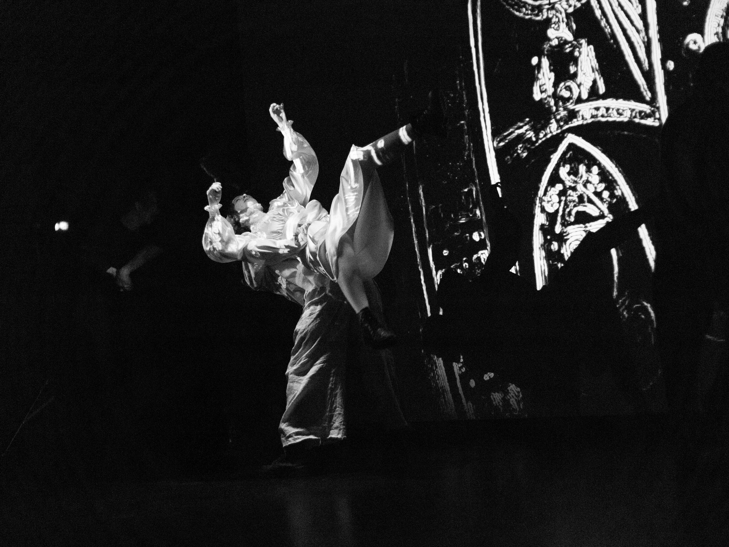 Мультимедийный спектакль «ХОДЪ» на Новой сцене Александринского театра Мультимедийный спектакль «ХОДЪ» на Новой сцене Александринского театра