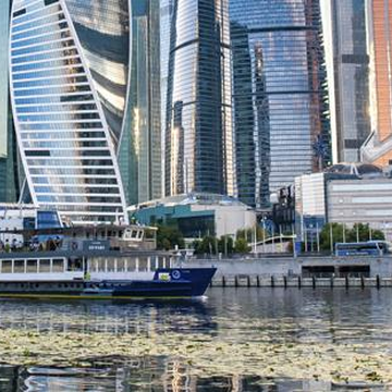 Обзорная речная прогулка от Москва-Сити до Парка культуры со скидкой 50%