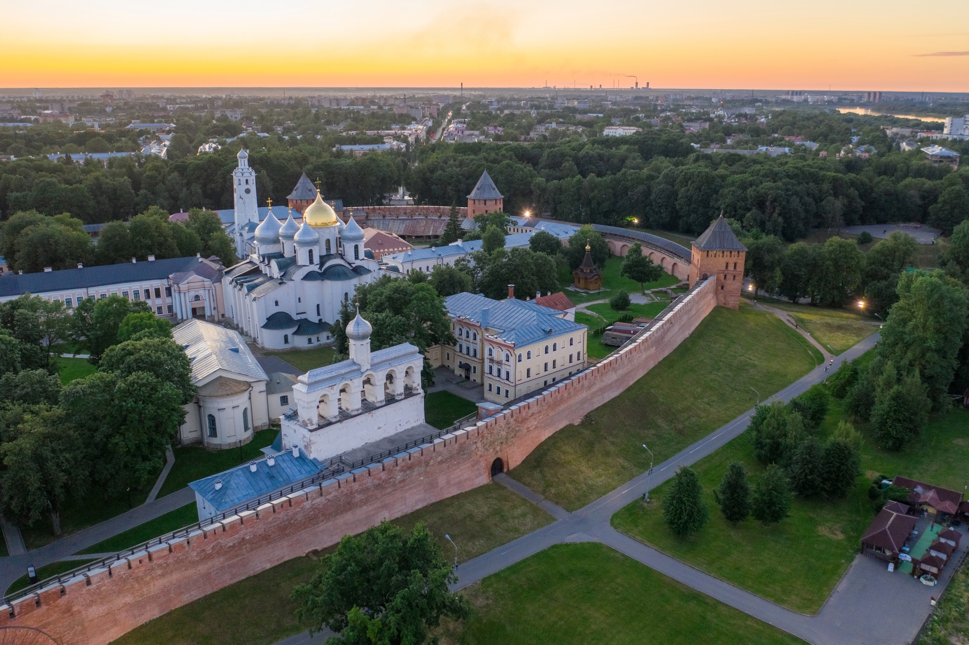 Автобусная экскурсия «Великий Новгород — исторический центр Руси» со скидкой 46%