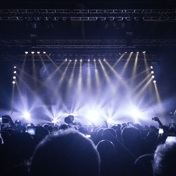 Концерты на крыше Roof Place с видом на залив со скидкой 35%