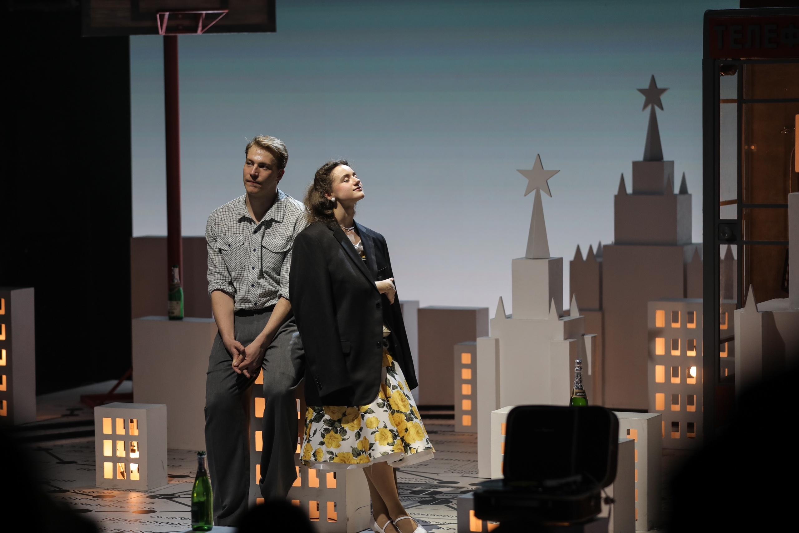 «Я шагаю по Москве»: рецензия на премьеру Театра на Васильевском