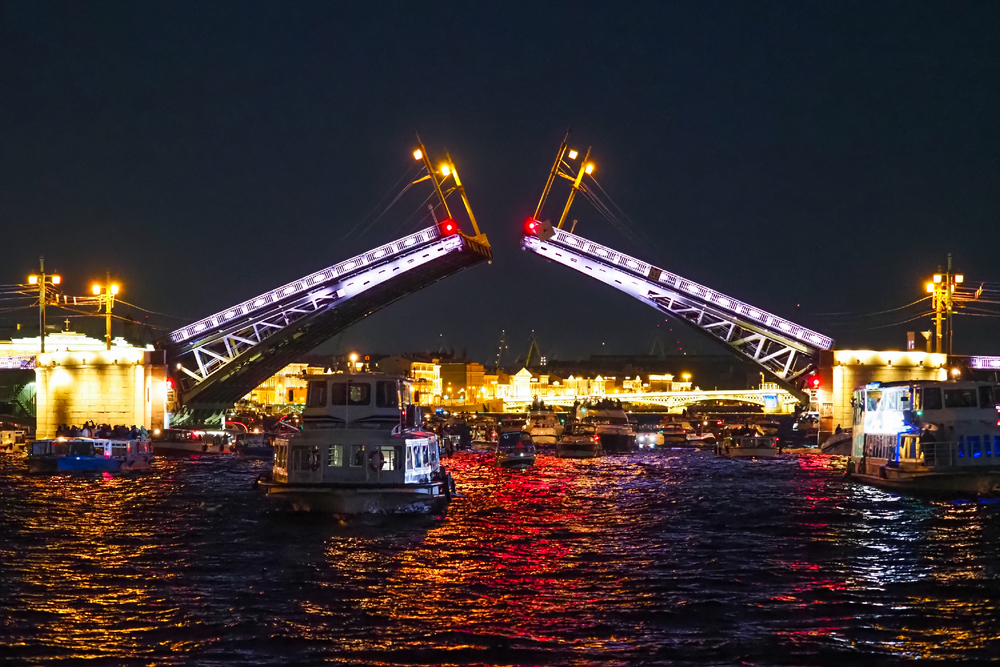 Джазовый круиз в ночь разводных мостов на большом комфортабельном двухпалубном теплоходе премиум-класса со скидкой до 48%