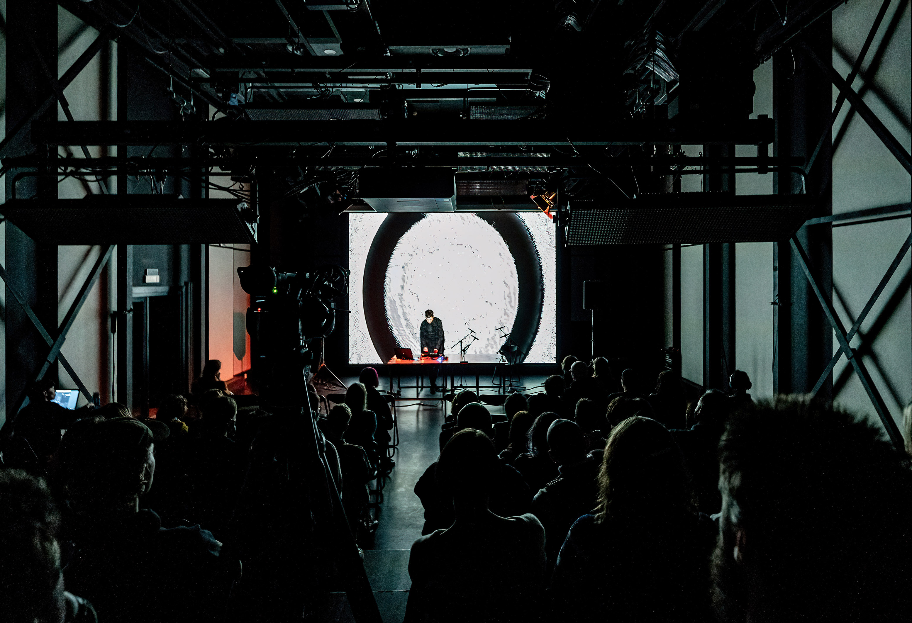 Аудиовизуальный концерт «NOISEROOM х SOMA LABORATORY» на Новой сцене Александринского театра Аудиовизуальный концерт «NOISEROOM х SOMA LABORATORY» на Новой сцене Александринского театра