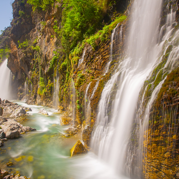 Автобусная экскурсия «Северная Осетия — из Кисловодска: путешествие к Мидаграбинским водопадам» со скидкой 20%