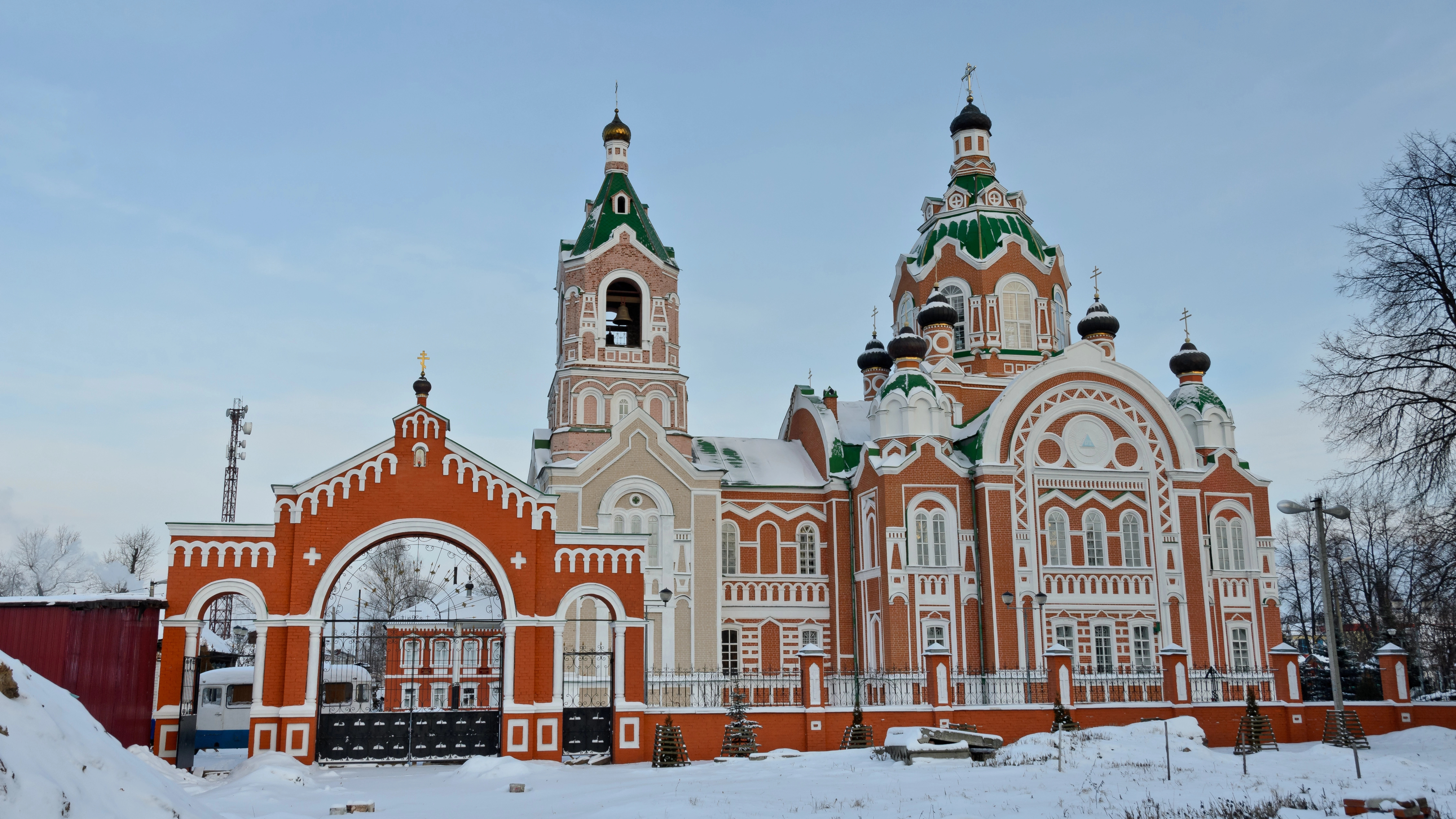 Автобусная экскурсия в Шереметевский замок с посещением озера Светлояр