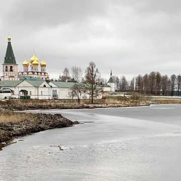 Автобусная экскурсия в Шереметевский замок с посещением озера Светлояр Автобусная экскурсия в Шереметевский замок с посещением озера Светлояр