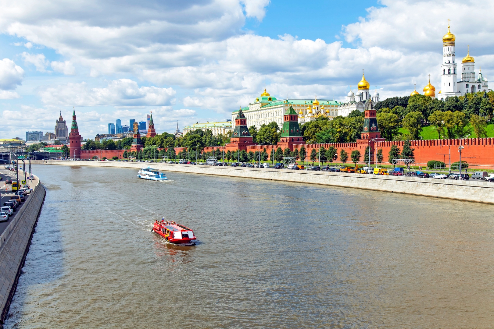 «Московская гранд-прогулка» на теплоходе с музыкальной программой и ужином