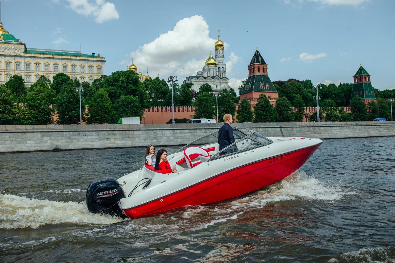 Путешествие на катере «Стремительный» по центру Москвы