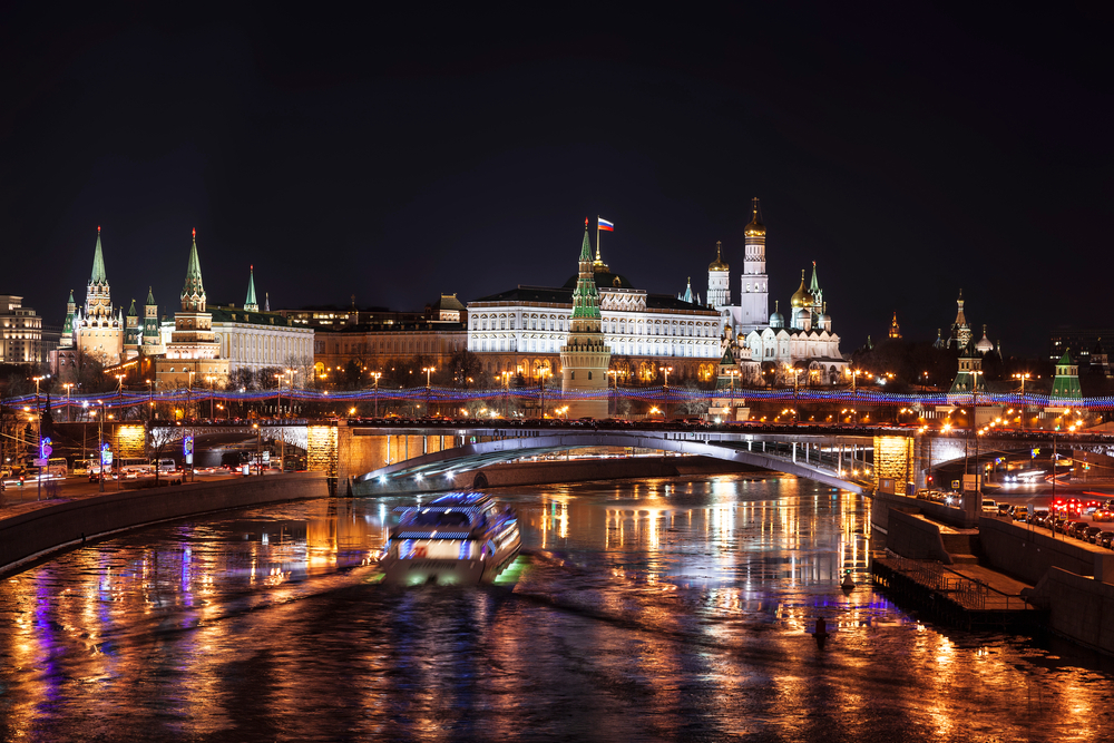 Ночная часовая прогулка по Москве-реке от причала «Новоспасский мост» со скидкой 50%