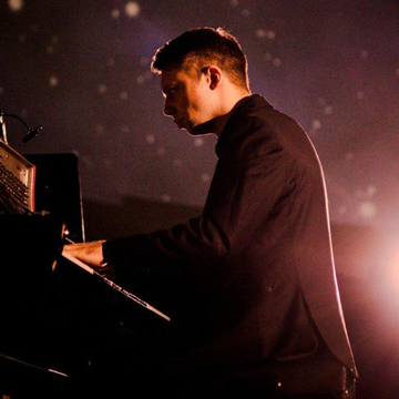 Концерт «Рояль в темноте. Рок под звездами» в Планетарии со скидкой 30%