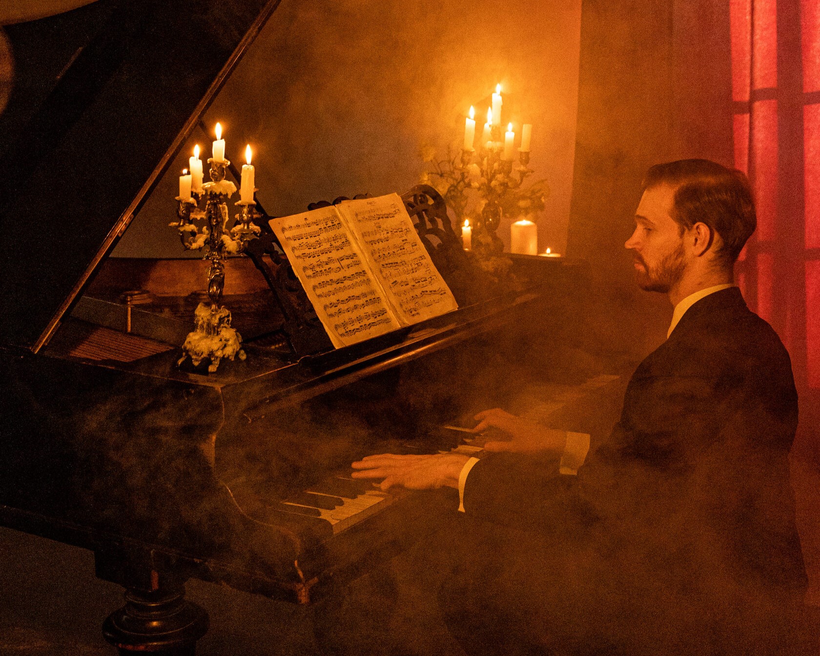 Концерт при свечах «Саундтреки о любви» в Оранжерее Таврического сада со скидкой 50%