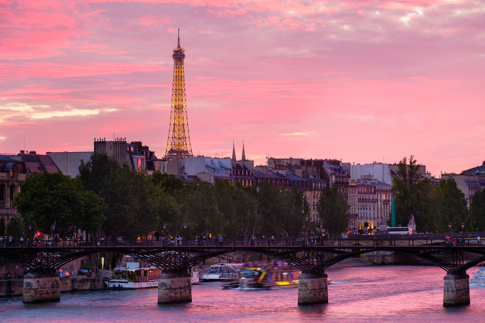 Концерт при свечах «Под небом Парижа» в Оранжерее Таврического сада со скидкой 24%