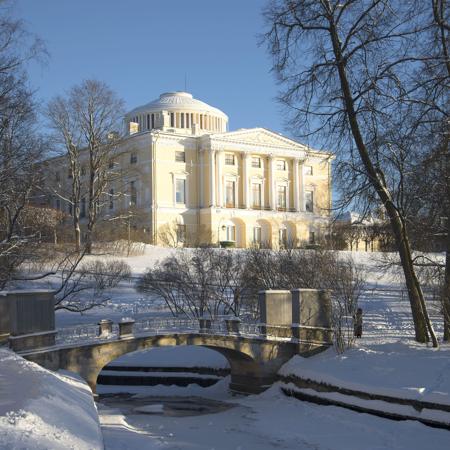 Музей-заповедник «Павловск» получил в дар три старинных веера, сумочку и гравюру