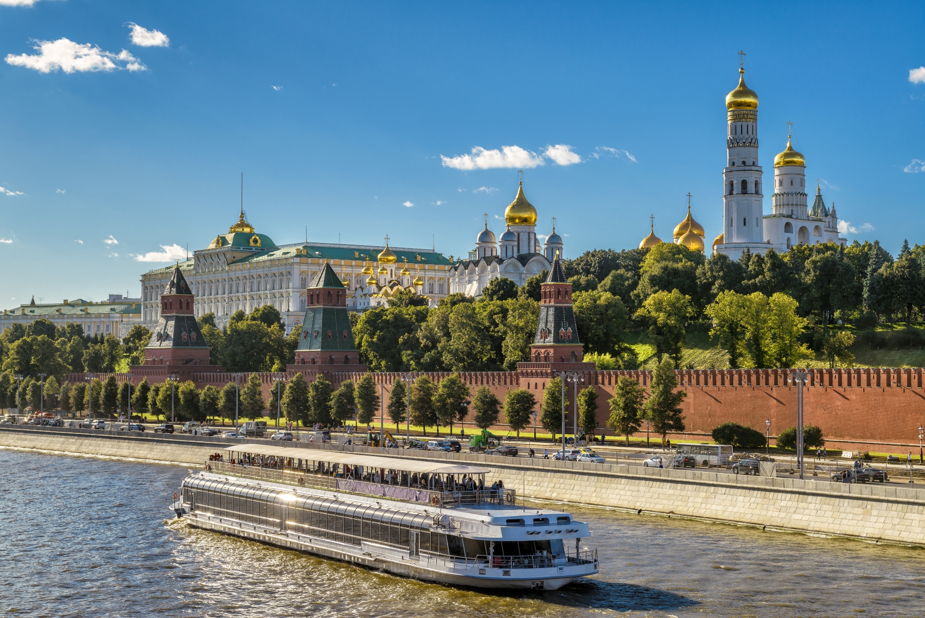 Речная прогулка по центру Москвы с аудиогидом со скидкой 50%
