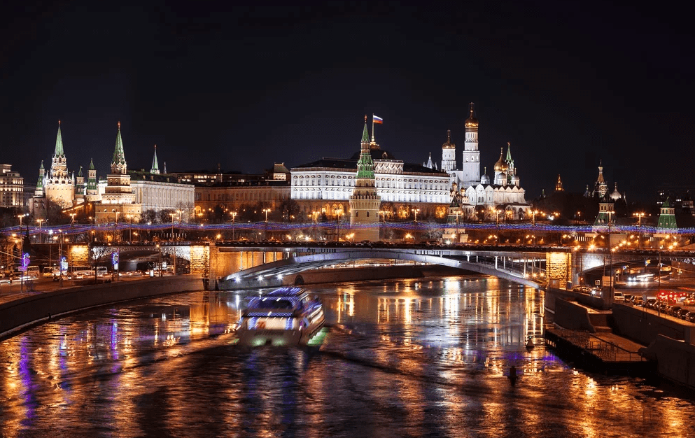 Музыкальный круиз «Вечерняя Москва» с видом на Кремль и Парящий мост на люкс-теплоходе «Соболь» со скидкой 50%