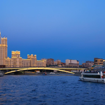 Ночная часовая прогулка по Москве-реке от Парка «Зарядье» со скидкой 50%